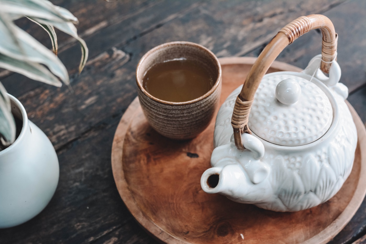 木茶盘上的白瓷茶壶与茶盏
